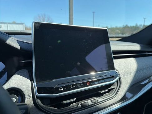 Used 2024 Jeep Compass Latitude image 15