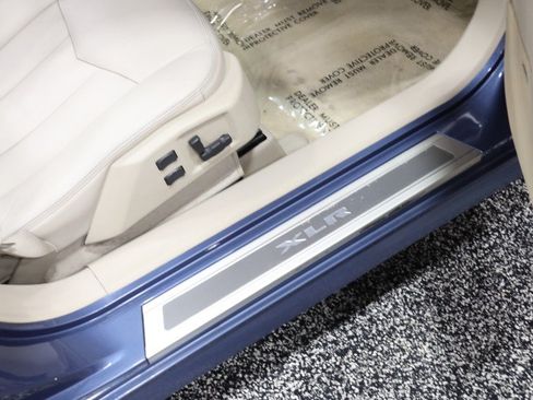 Used 2005 Cadillac XLR RWD image 39
