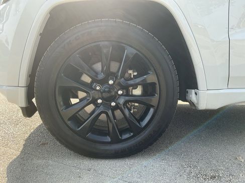 Used 2022 Jeep Grand Cherokee Laredo X image 9