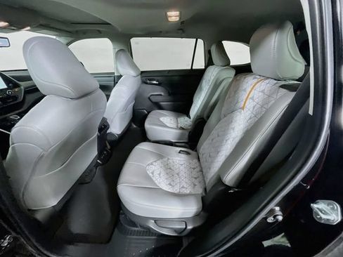 Used 2023 Toyota Highlander Bronze Edition FWD image 25