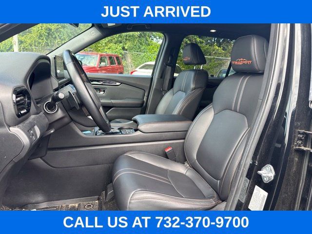 Used 2025 Honda Pilot TrailSport image 11