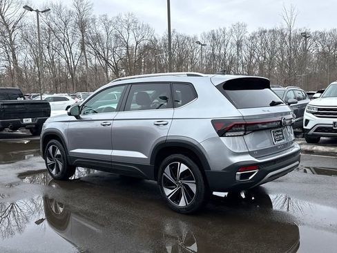 Certified 2025 Volkswagen Taos SE w/ Panoramic Sunroof Package image 6