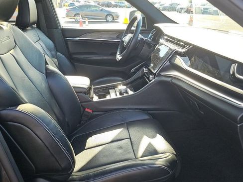 Used 2022 Jeep Grand Cherokee Overland w/ Advanced Protech Group III AWD/4WD image 8