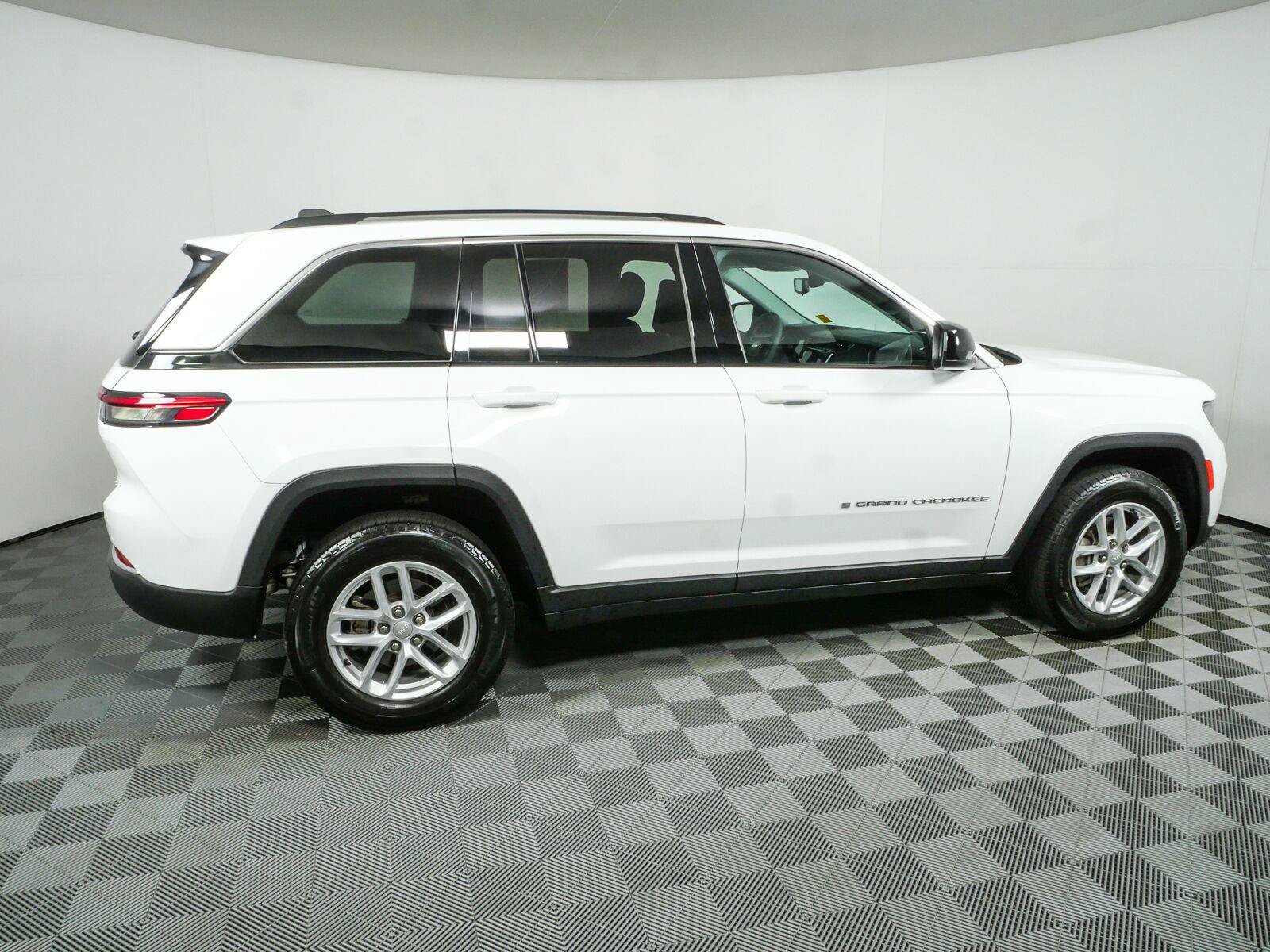 Used 2023 Jeep Grand Cherokee Laredo X AWD/4WD image 2