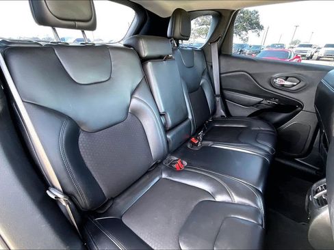 Used 2020 Jeep Cherokee Latitude Plus image 22