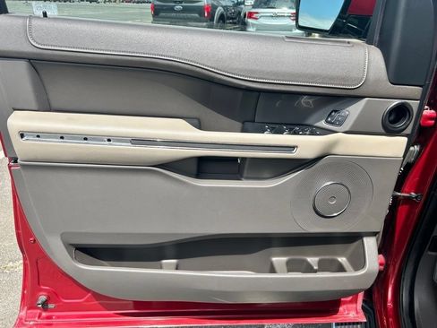 Used 2018 Ford Expedition Max XLT w/ Equipment Group 202A AWD/4WD image 21
