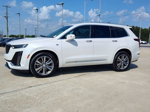 Used 2022 Cadillac XT6 Premium Luxury w/ Platinum Package AWD/4WD image 3