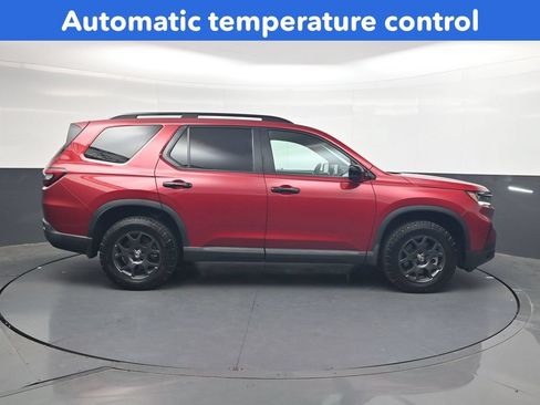 Certified 2025 Honda Pilot TrailSport image 3