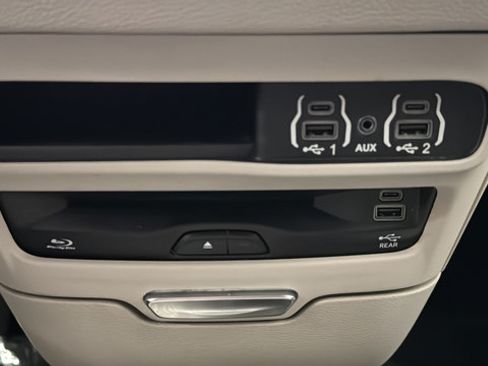 Used 2023 Chrysler Pacifica Touring-L w/ Uconnect Theater Family Group AWD/4WD image 32