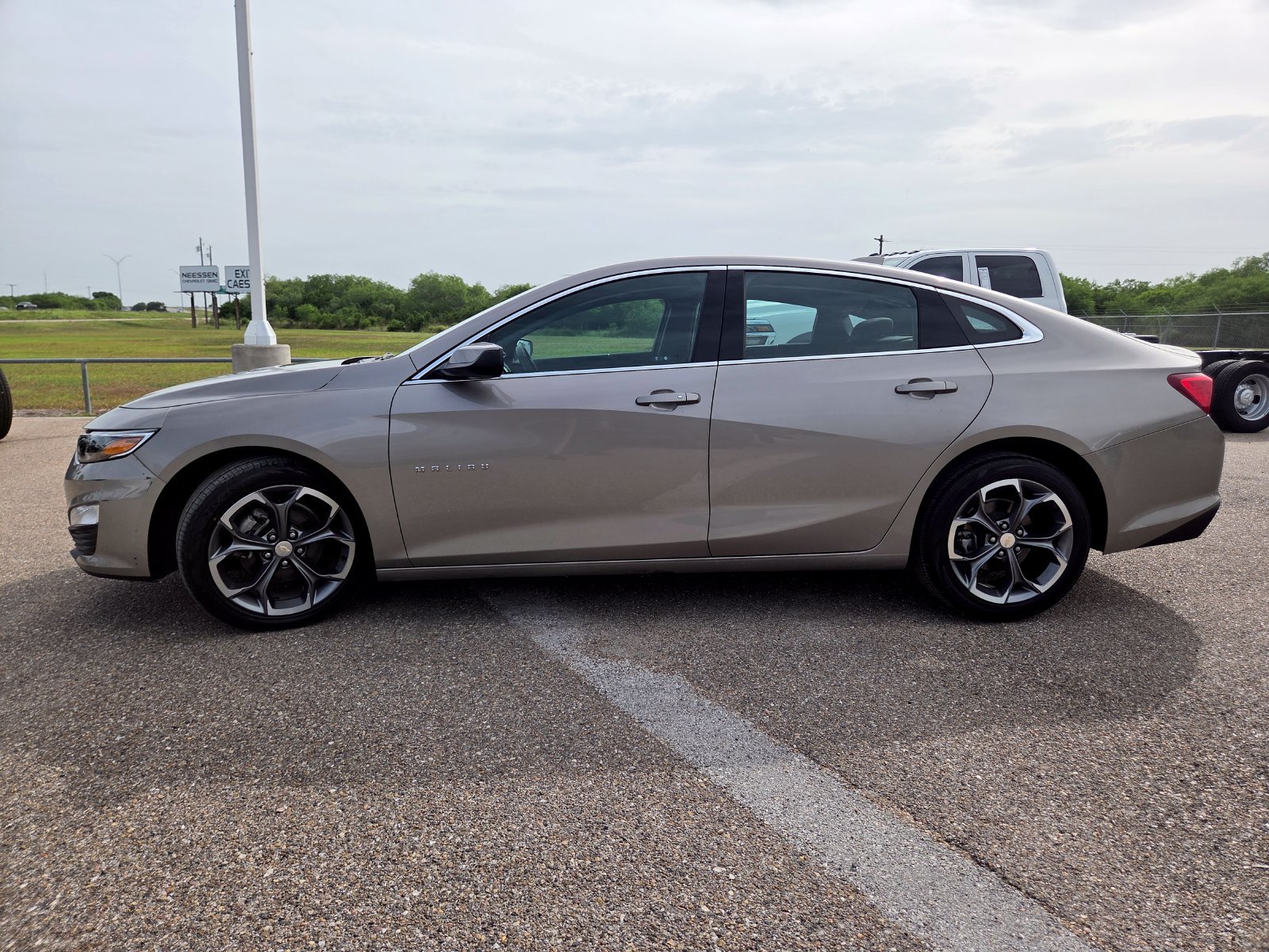Used 2024 Chevrolet Malibu LT FWD image 4