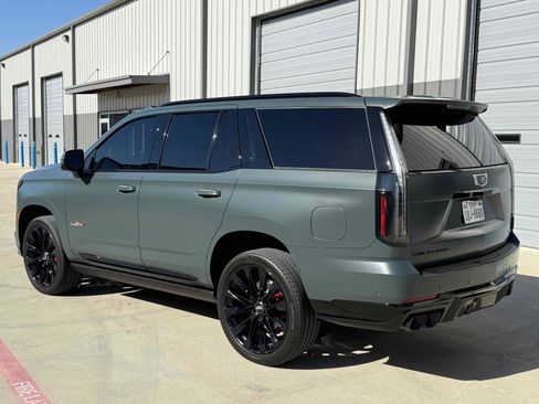 Used 2025 Cadillac Escalade V w/ LPO, ONYX Package image 37