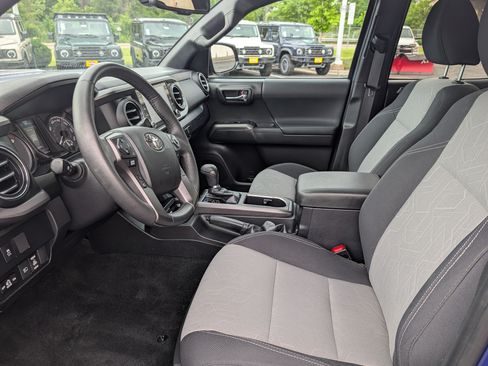Used 2022 Toyota Tacoma TRD Sport w/ Technology Package AWD/4WD image 10