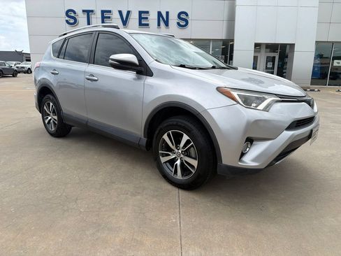 Used 2018 Toyota RAV4 XLE FWD image 2