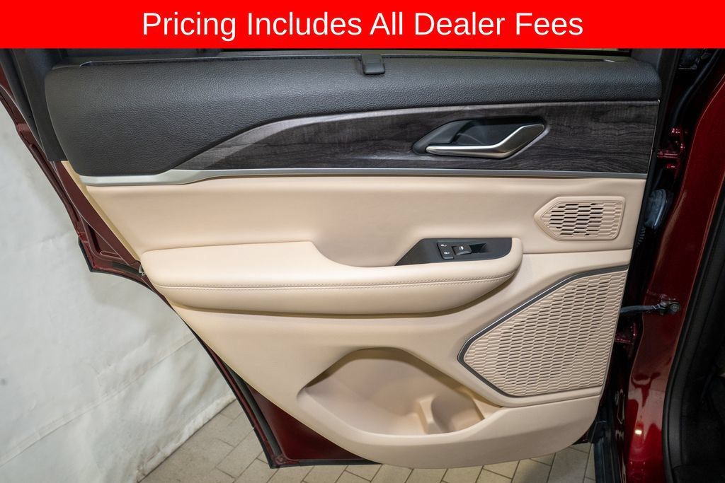 Used 2023 Jeep Grand Cherokee Limited w/ Luxury Tech Group II AWD/4WD image 10