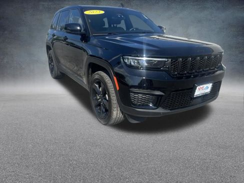 Used 2023 Jeep Grand Cherokee Altitude AWD/4WD image 8