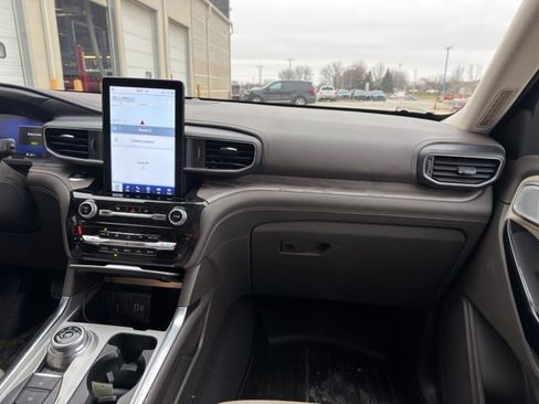 Used 2023 Ford Explorer Platinum w/ Technology Package image 13