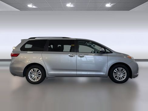 Used 2016 Toyota Sienna XLE w/ XLE Navigation Package FWD image 8