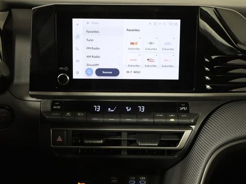 Used 2025 Toyota Camry SE image 27