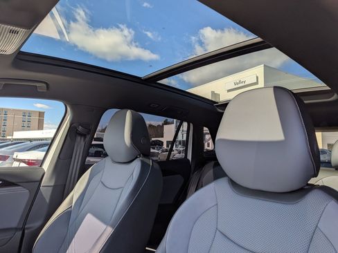 Used 2025 Volkswagen Tiguan SE R-Line image 16