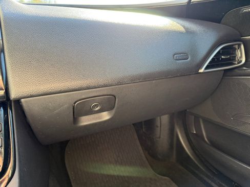 Used 2017 Jaguar XE Premium image 40