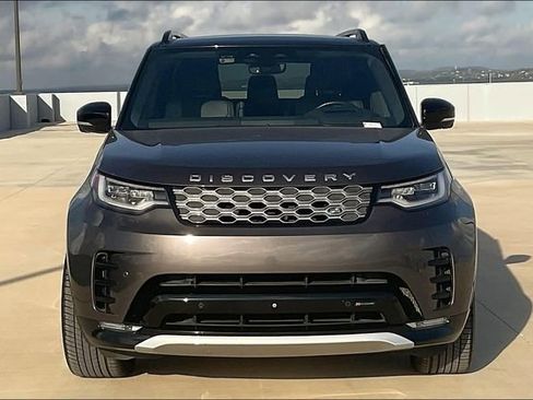 Used 2023 Land Rover Discovery Metropolitan Edition image 3