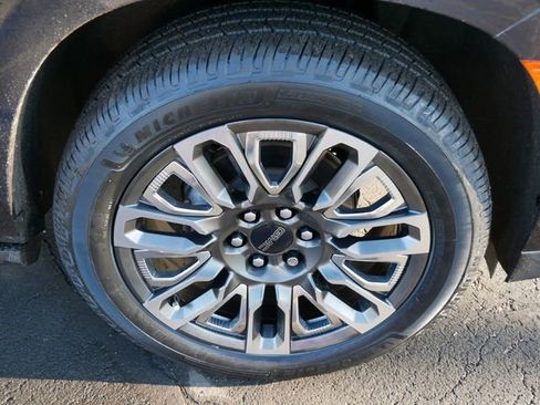 Used 2023 GMC Yukon XL Denali Ultimate image 8