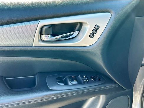 Used 2019 Nissan Pathfinder SL FWD image 18