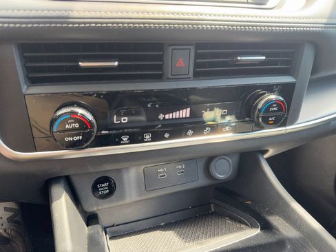 Used 2025 Nissan Rogue SV AWD/4WD image 21
