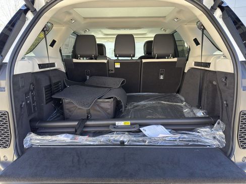 New 2026 Land Rover Discovery S image 12