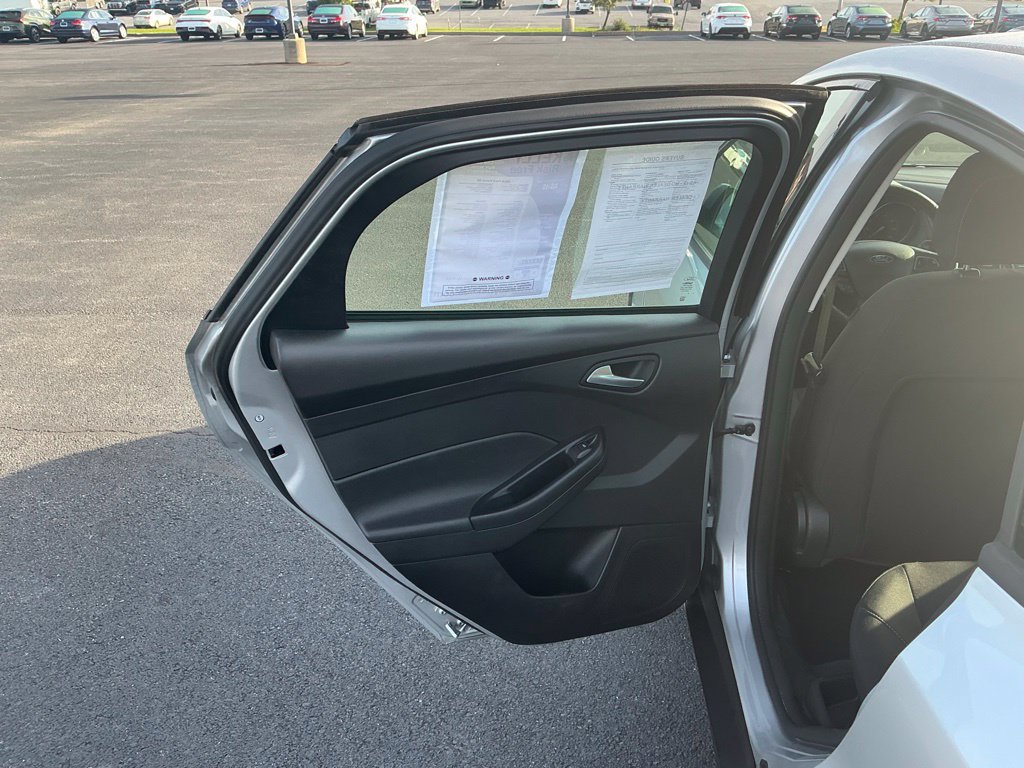 Used 2018 Ford Focus SE w/ Cold Weather Package FWD image 22