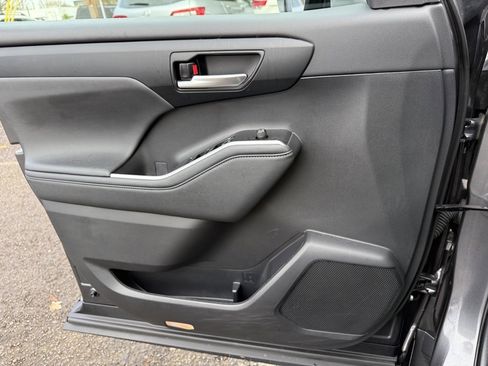 Used 2023 Toyota Highlander XLE image 25