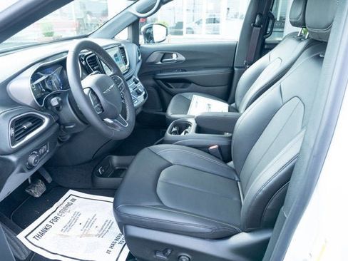 New 2026 Chrysler Pacifica Select image 15