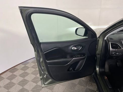 Certified 2019 Jeep Cherokee Limited w/ Trailer Tow Group AWD/4WD image 18