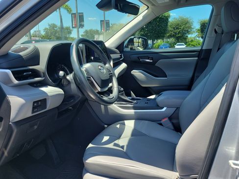 Used 2023 Toyota Highlander XLE FWD image 19