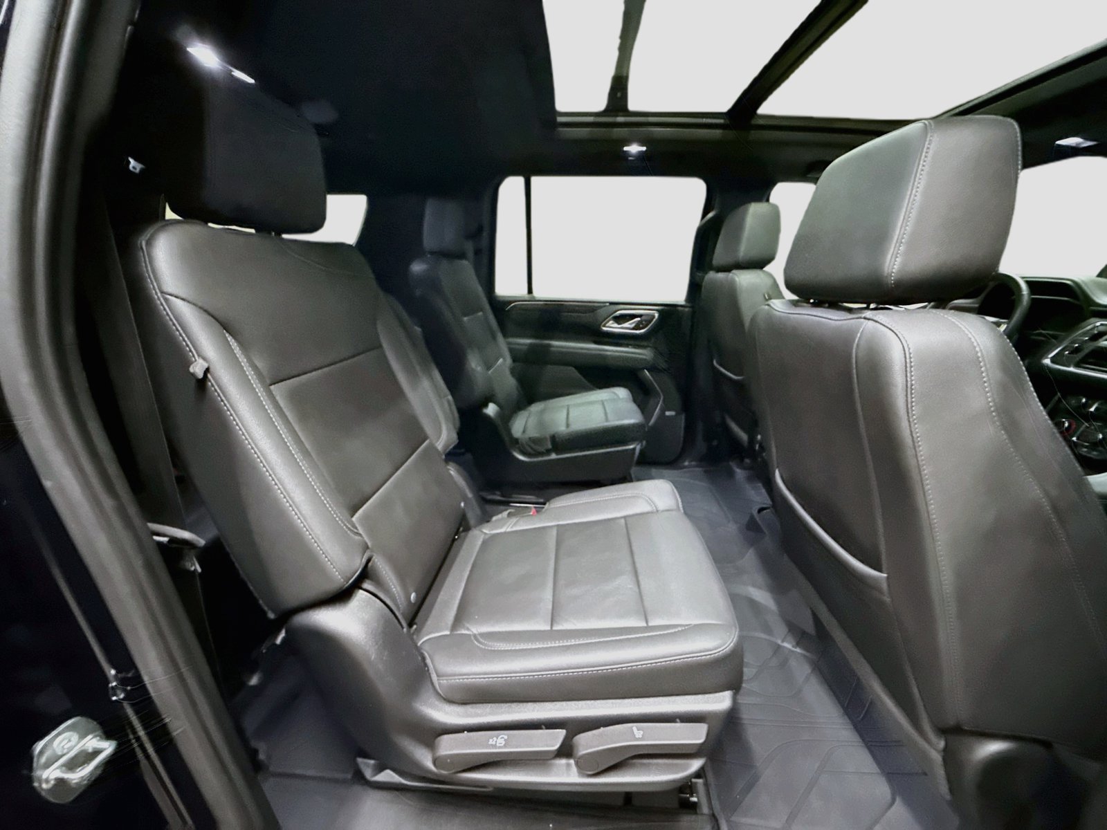 Used 2023 Chevrolet Suburban LT w/ Luxury Package AWD/4WD image 33