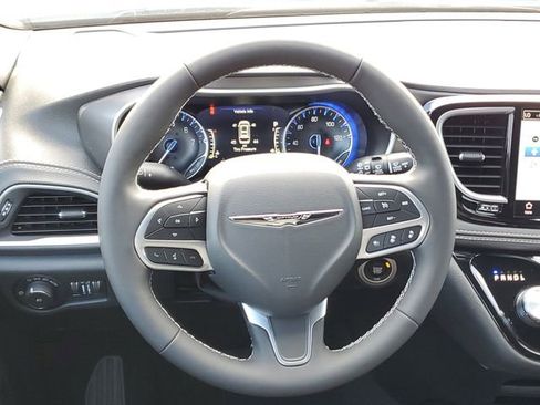New 2026 Chrysler Pacifica Select image 7