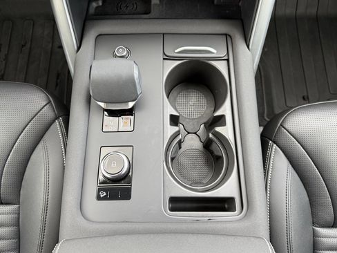 Certified 2025 Land Rover Discovery Dynamic SE image 21