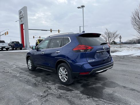 Used 2017 Nissan Rogue SV image 3