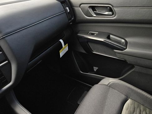 New 2025 Nissan Pathfinder S image 22