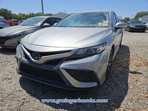 Used 2021 Toyota Camry SE w/ Convenience Package image 2