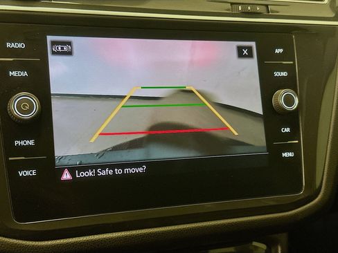 Used 2022 Volkswagen Tiguan SE w/ Panoramic Sunroof Package AWD/4WD image 22