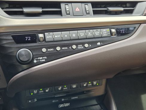 Used 2019 Lexus ES 300h w/ Accessory Package 2 FWD image 16