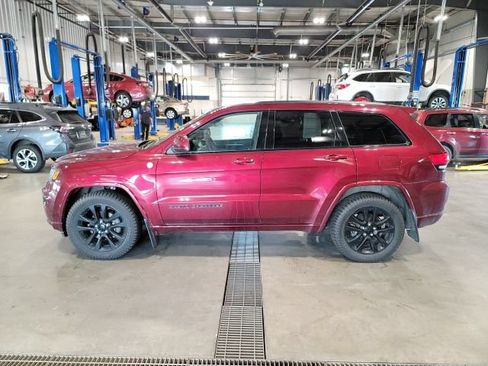 Used 2019 Jeep Grand Cherokee Altitude AWD/4WD image 4