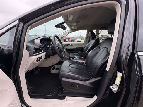 Used 2023 Chrysler Pacifica Touring-L image 18
