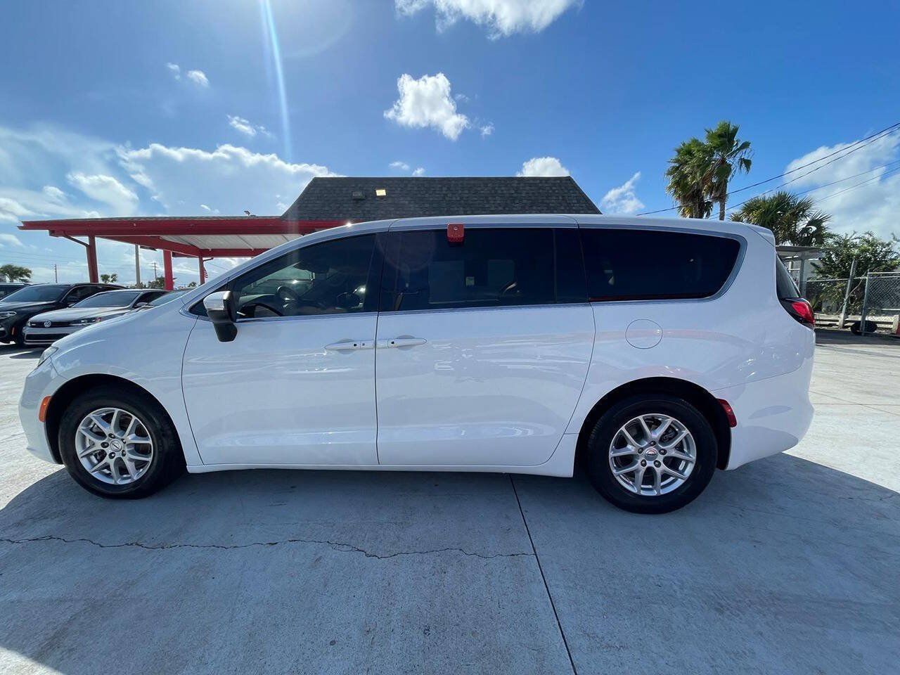 Used 2023 Chrysler Pacifica Touring-L FWD image 5