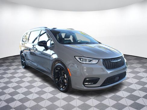 Used 2025 Chrysler Pacifica Limited FWD image 7
