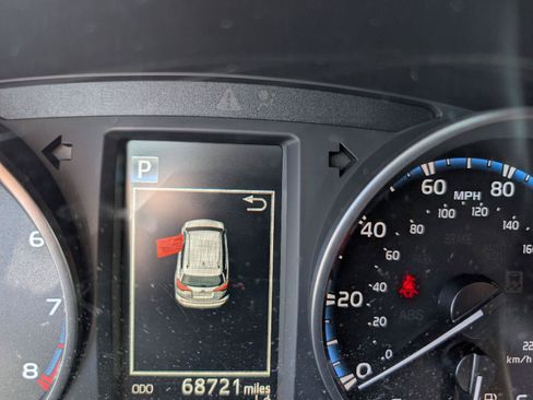 Used 2018 Toyota RAV4 XLE AWD/4WD image 13