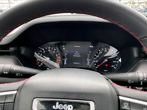 Used 2025 Jeep Compass Trailhawk AWD/4WD image 17