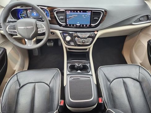 Used 2023 Chrysler Pacifica Limited FWD image 28