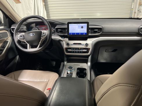 Used 2024 Ford Explorer XLT w/ Equipment Group 202A image 14